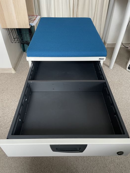 Szafka biurowa na kółkach - kontenerek Kinnarps z siedziskiem