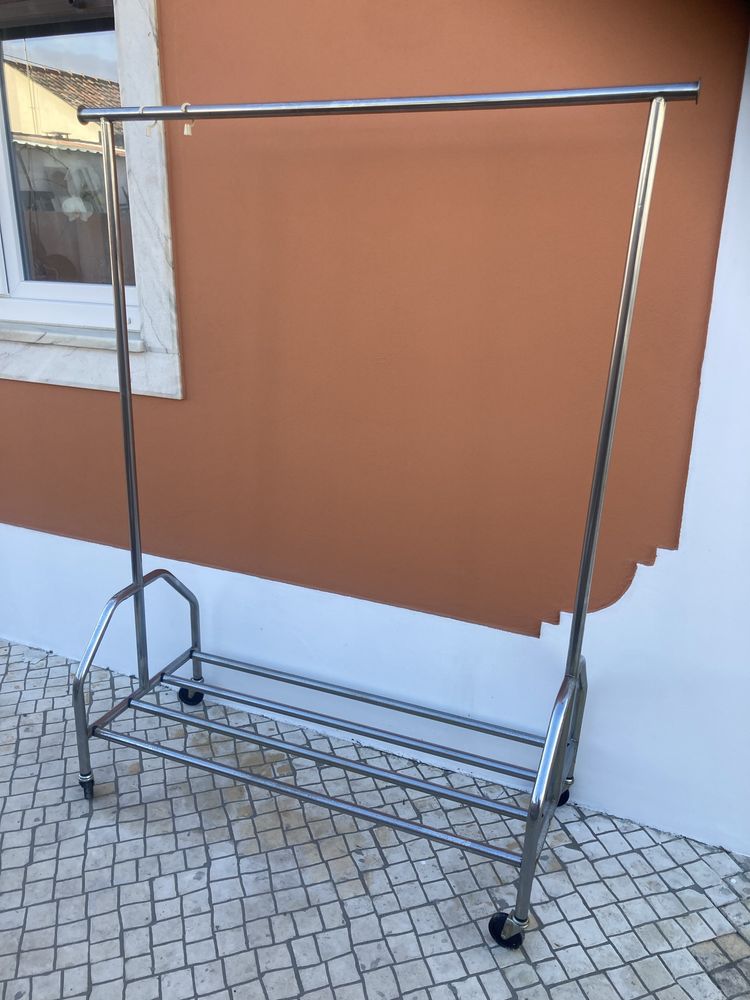 Cabide em bom estado bastante resistente com rodas