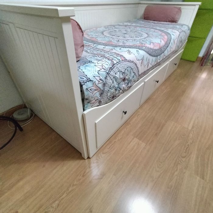 Cama Hemnes IKEA individual com 2 colchões mas pode abrir para o dobro