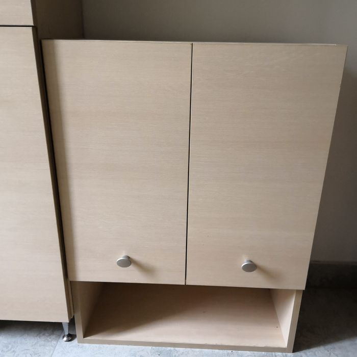 Meble łazienkowe, prążki beż