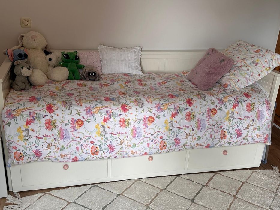 Cama Hemnes com 3 gavetas, branca, extensivel. Inclui 2 colchões.