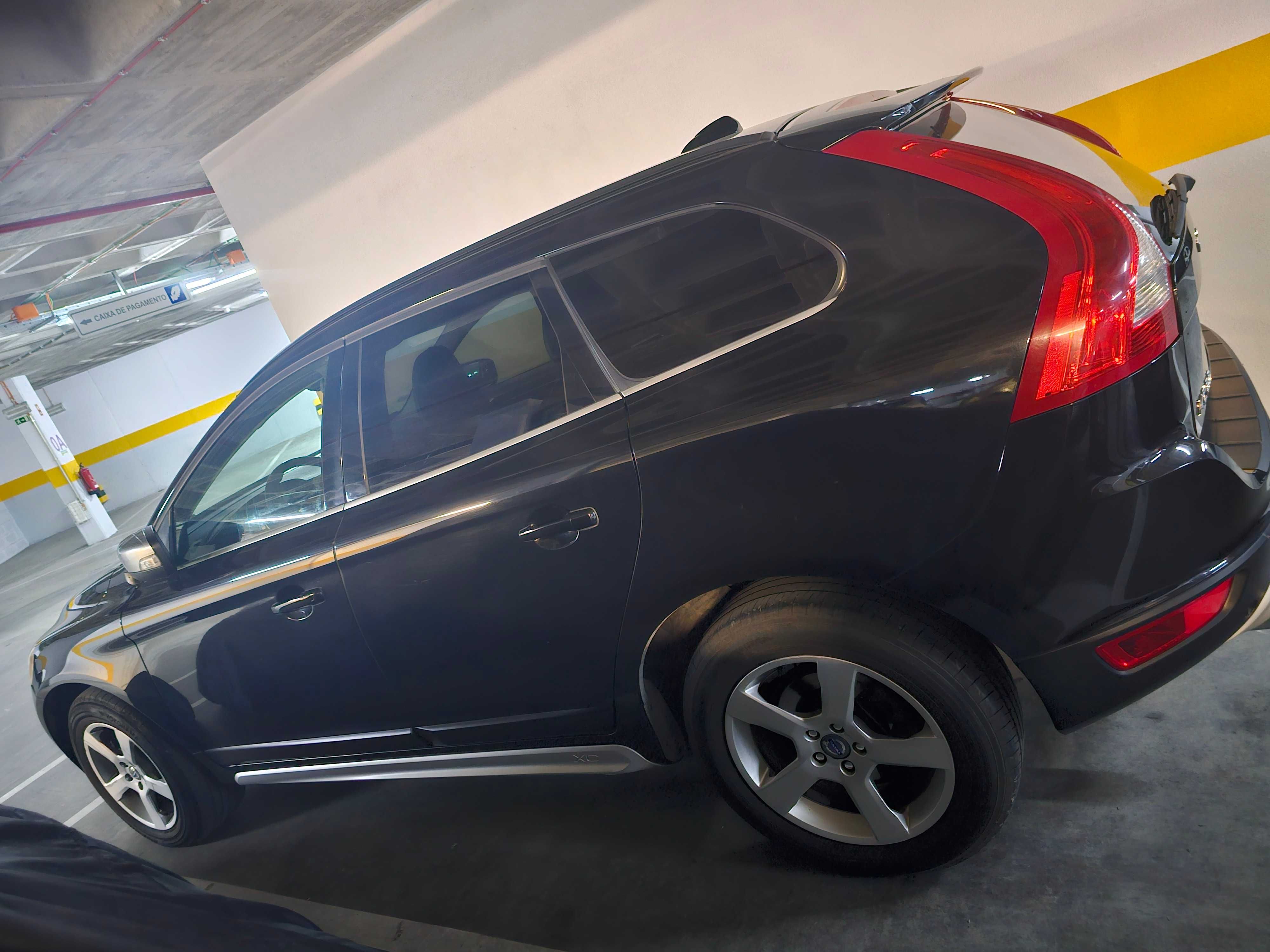 Volvo XC60 R-Design, ANO 04/2011, com Inspeção até 2026
