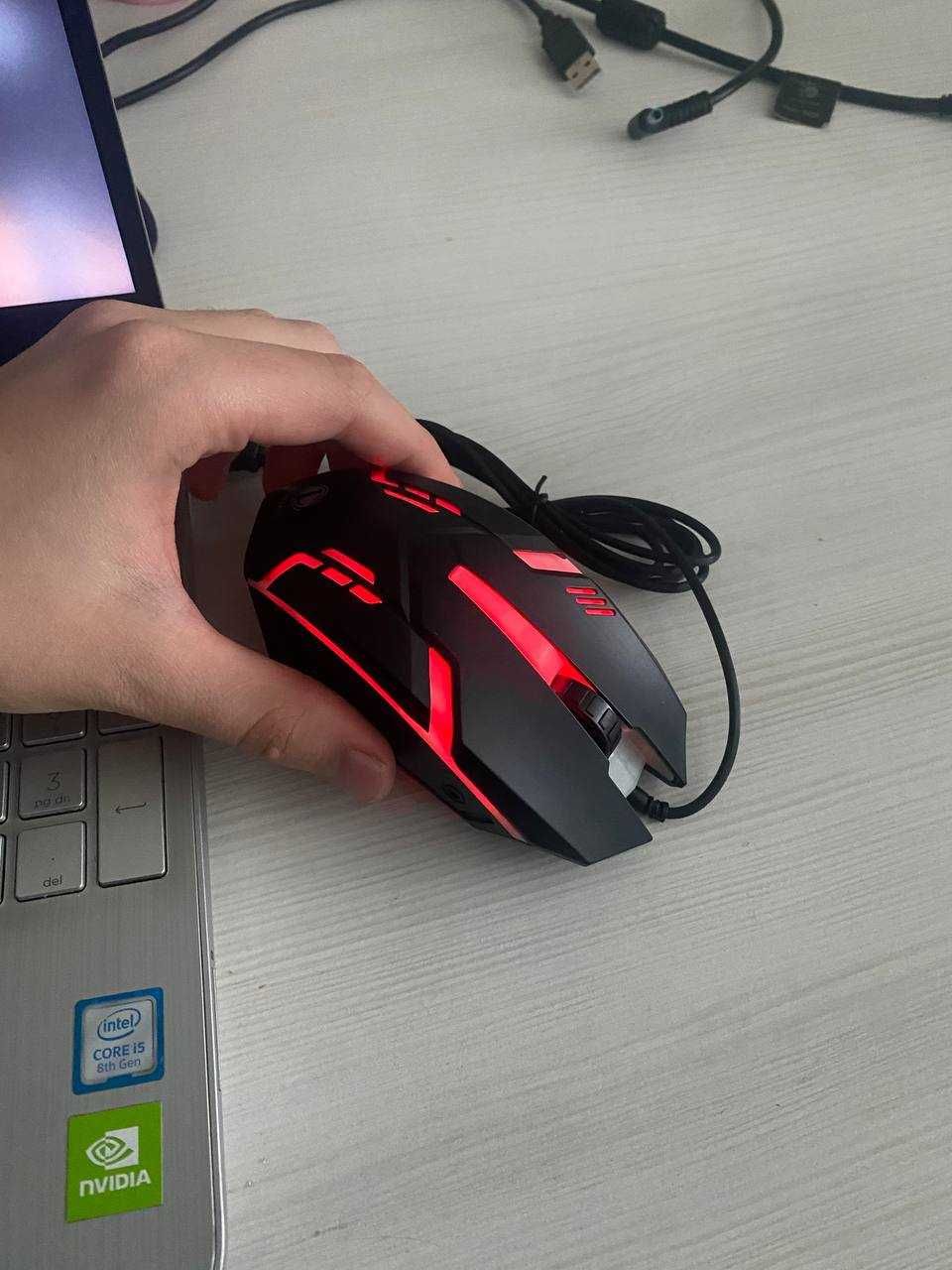Нова ігрова комп'ютерна мишка що світиться