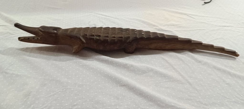 Crocodilo em madeira maciça 67cm