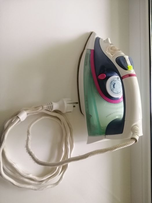 Праска Утюг PHILIPS  GC 4800 series у робочому стані