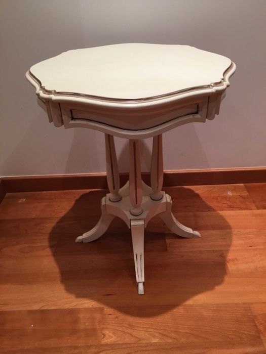 Mesa de apoio restaurada em decapé