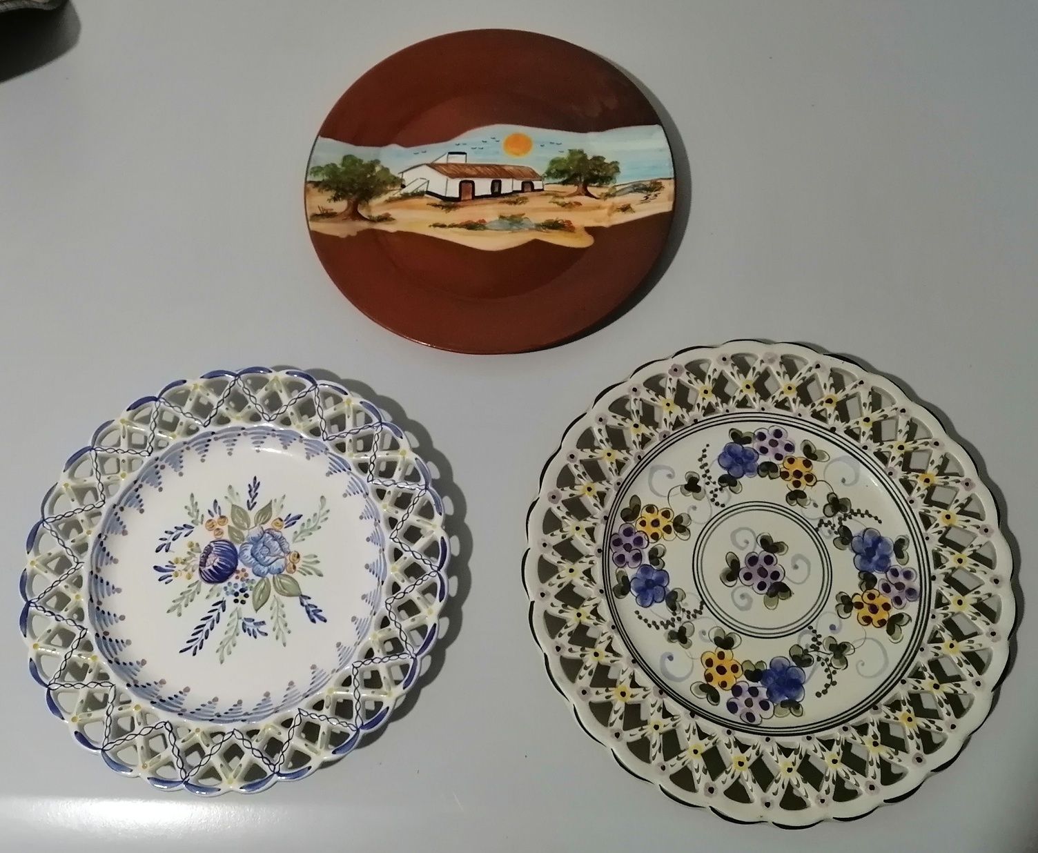 Pratos pintados à mão