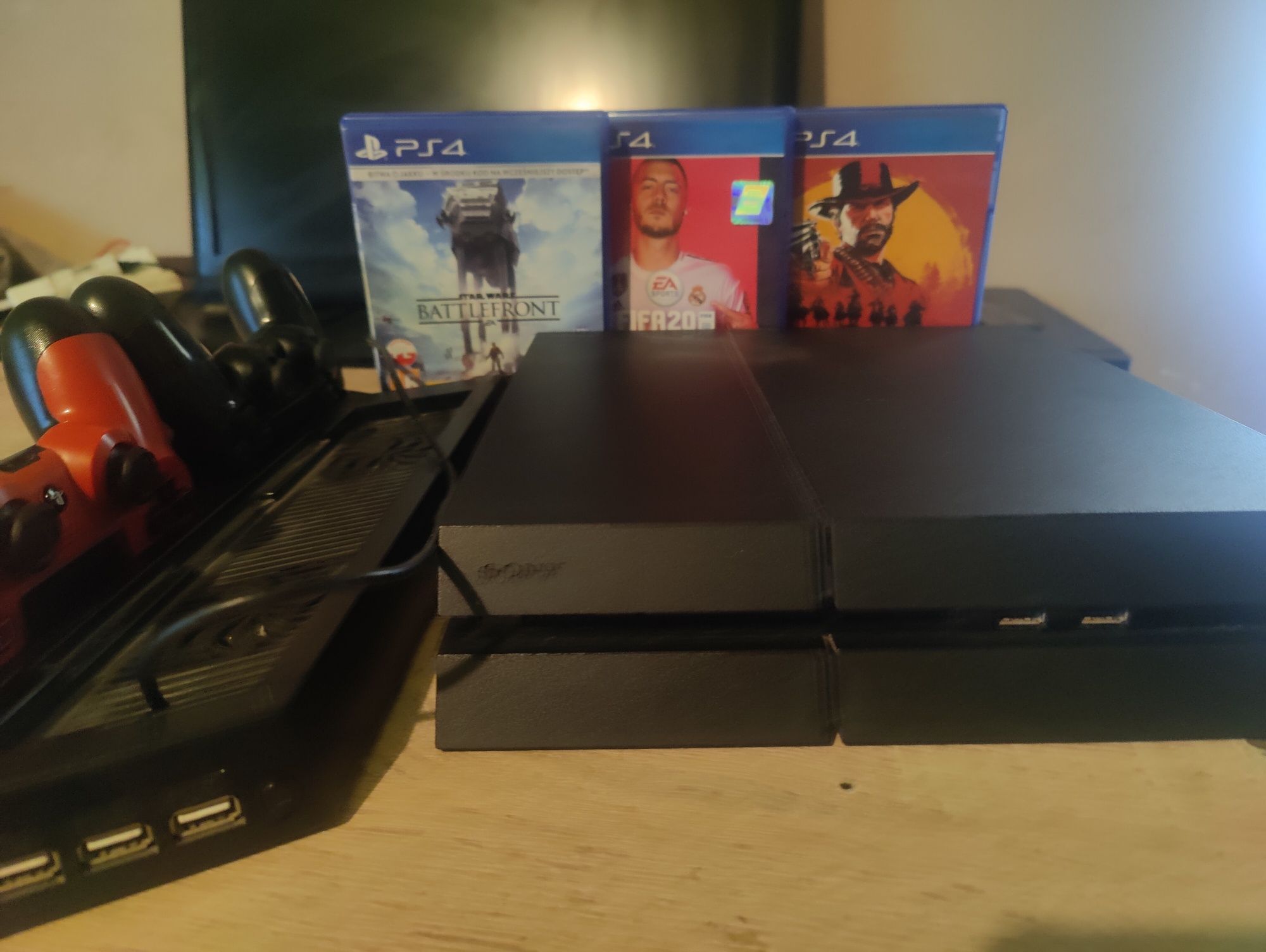 PS4 1 TB 3 gry 2 pady i więcej