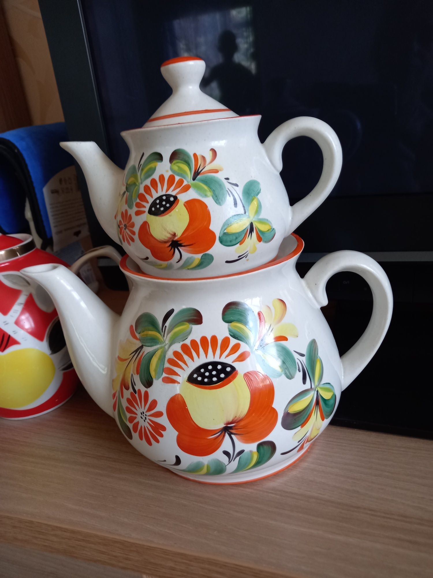 Посуда, чайник , супница.