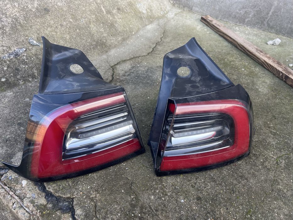 Задние фонари Tesla 3