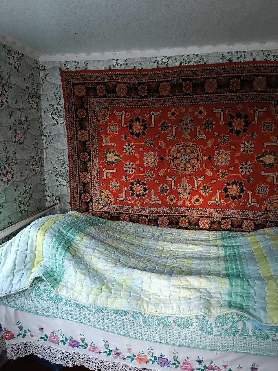 Два будинки у дворі, торг.