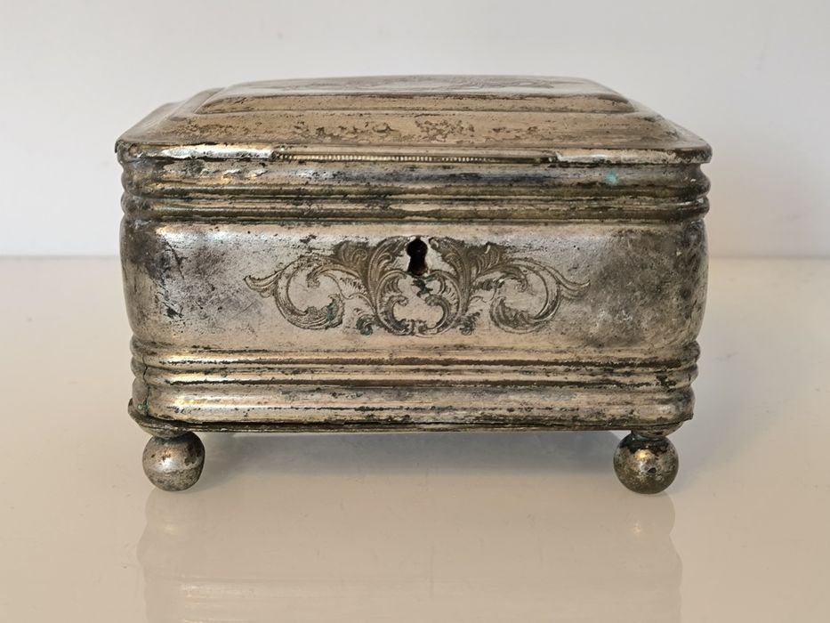 Cukiernica skrzynkowa Fragment sygnowany Warszawa