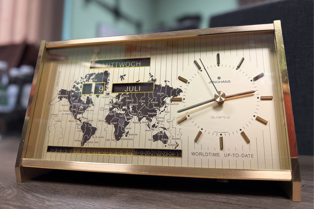 Zegar gabinetowy Junghans WORLDTIME UP-TO-DATE