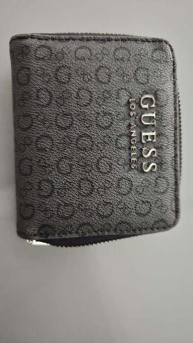 Carteira Guess com pequeno sinal uso no interior