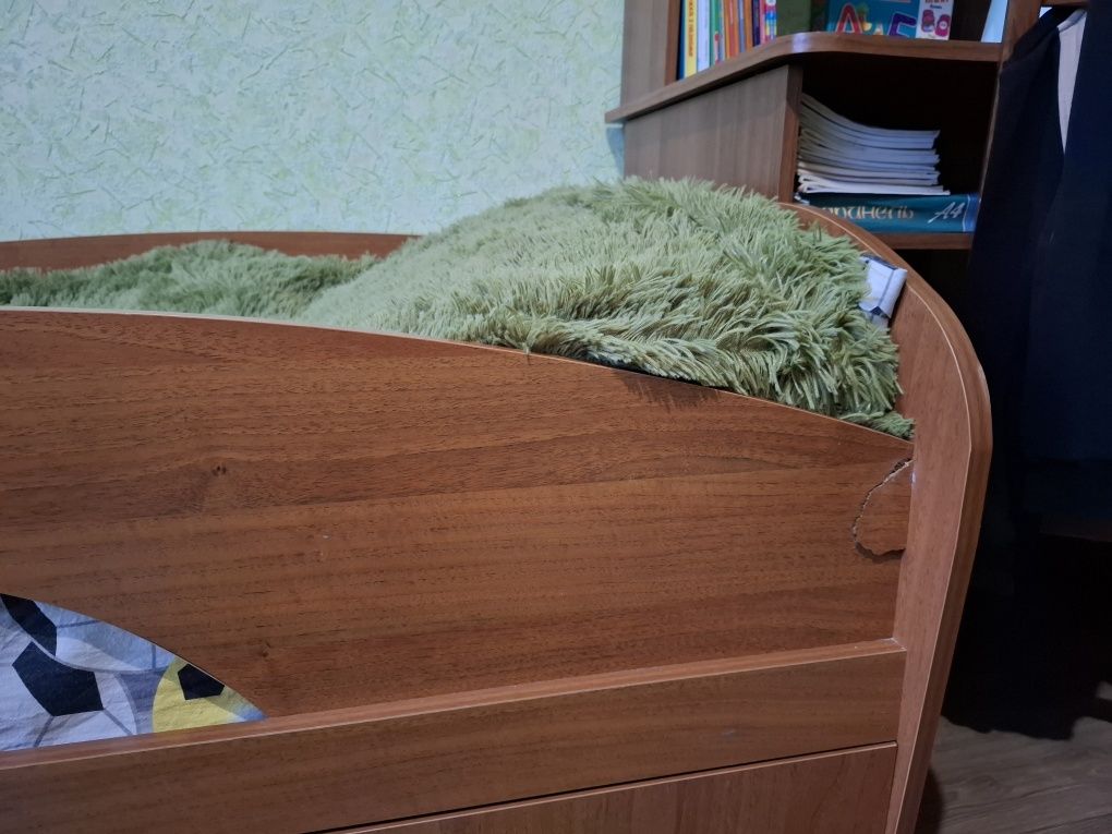 Односпальне дитяче ліжко з бортиком та матрасом