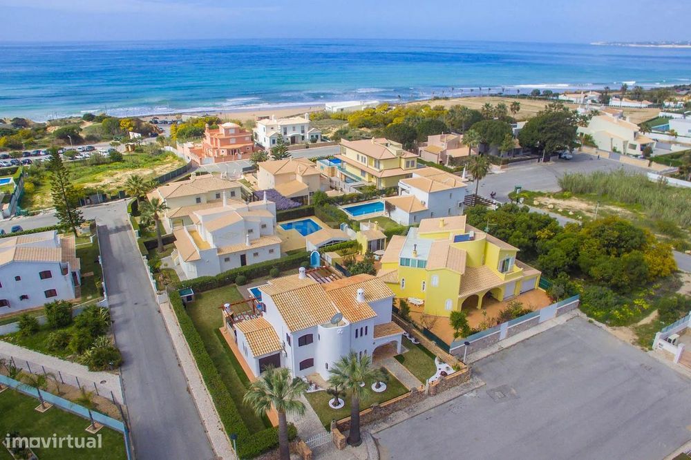Moradia isolada com Vista Mar apenas a 200 metros da Praia da Galé