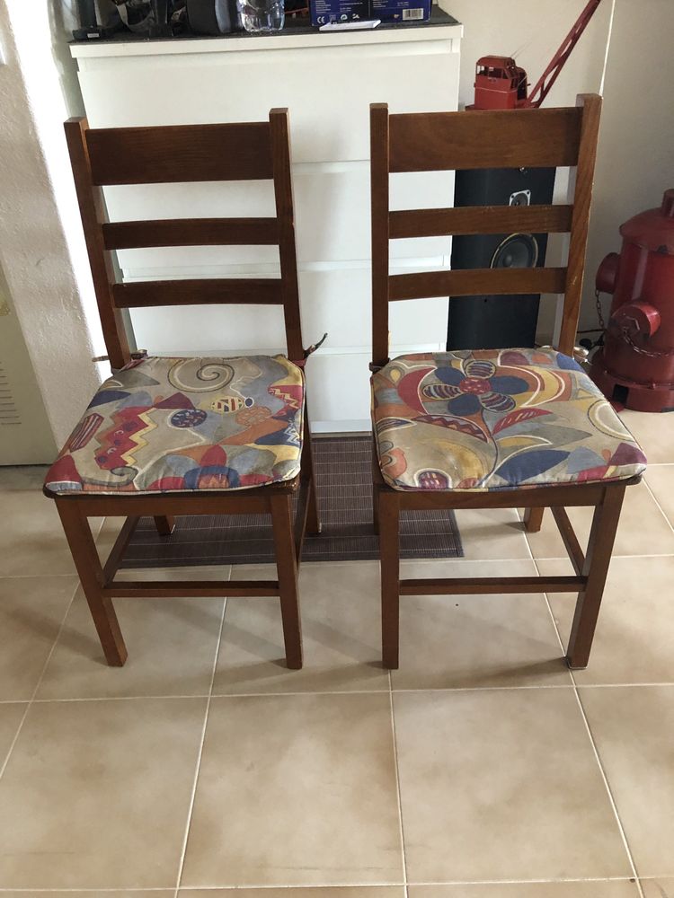 Duas cadeiras em pinho maciço cor de mel