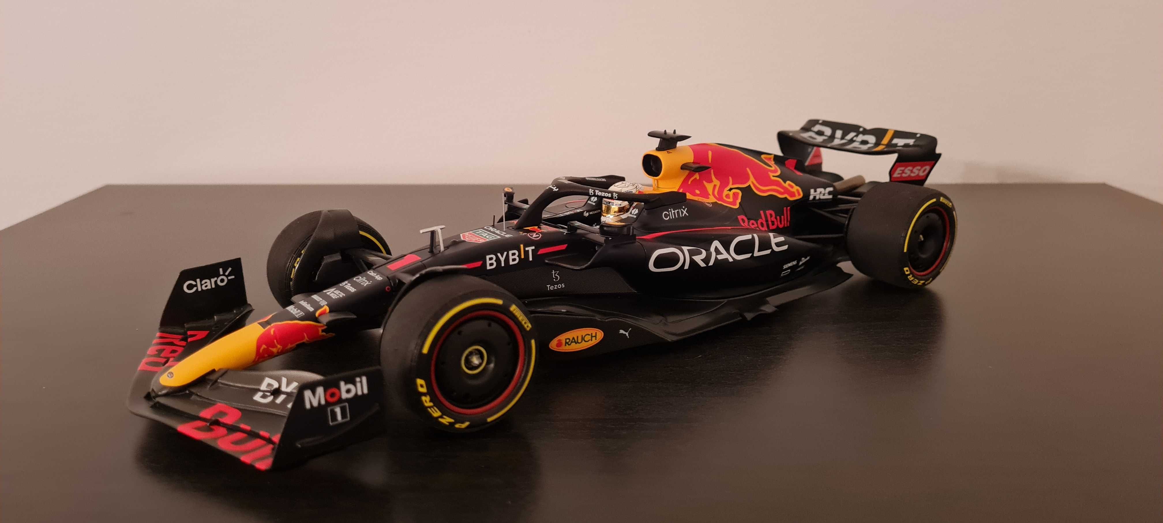 Red Bull RB18 #1 Max Verstappen - Campeão 2022 - 1/18 Minichamps