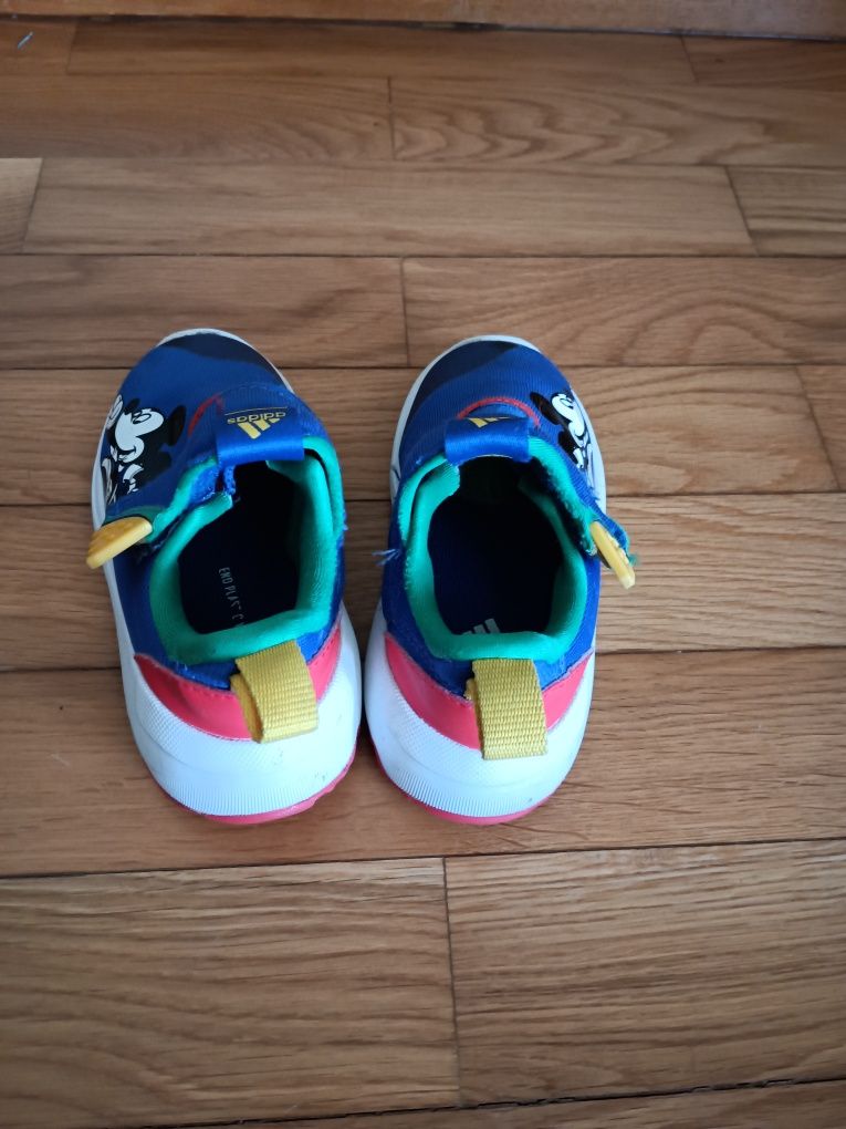Sapatilhas Adidas tamanho 22