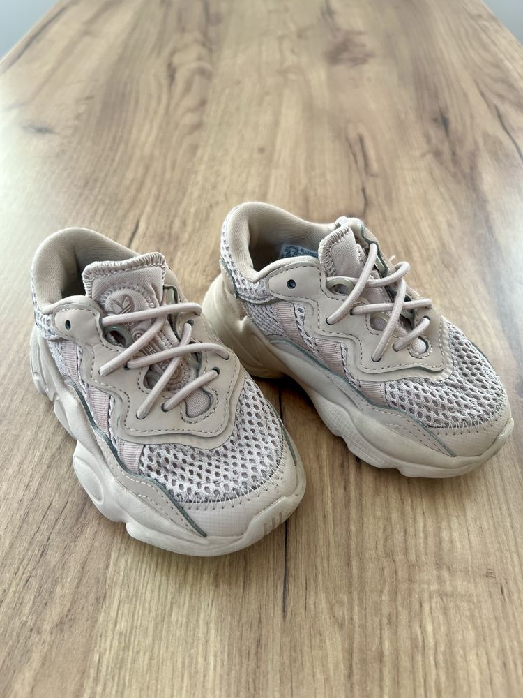 Детские кроссовки Adidas. Стелька 13 см. Размер 23.