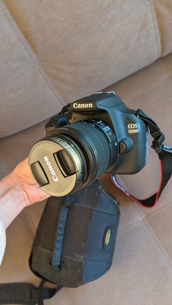 Продам зеркальний фотоапарат EOS 1200D EF-S 18-55 IS II Kit