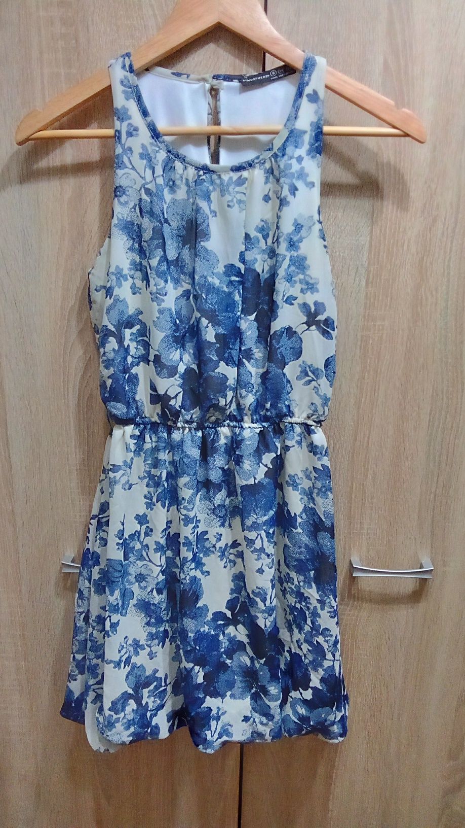 niebieska sukienka z motywem kwiatowym