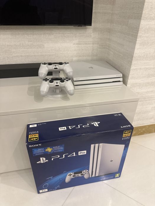 PS4 Pro 1Tb + 2 Comandos