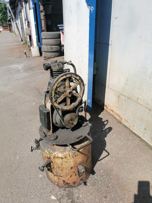 старенький медичний компресор