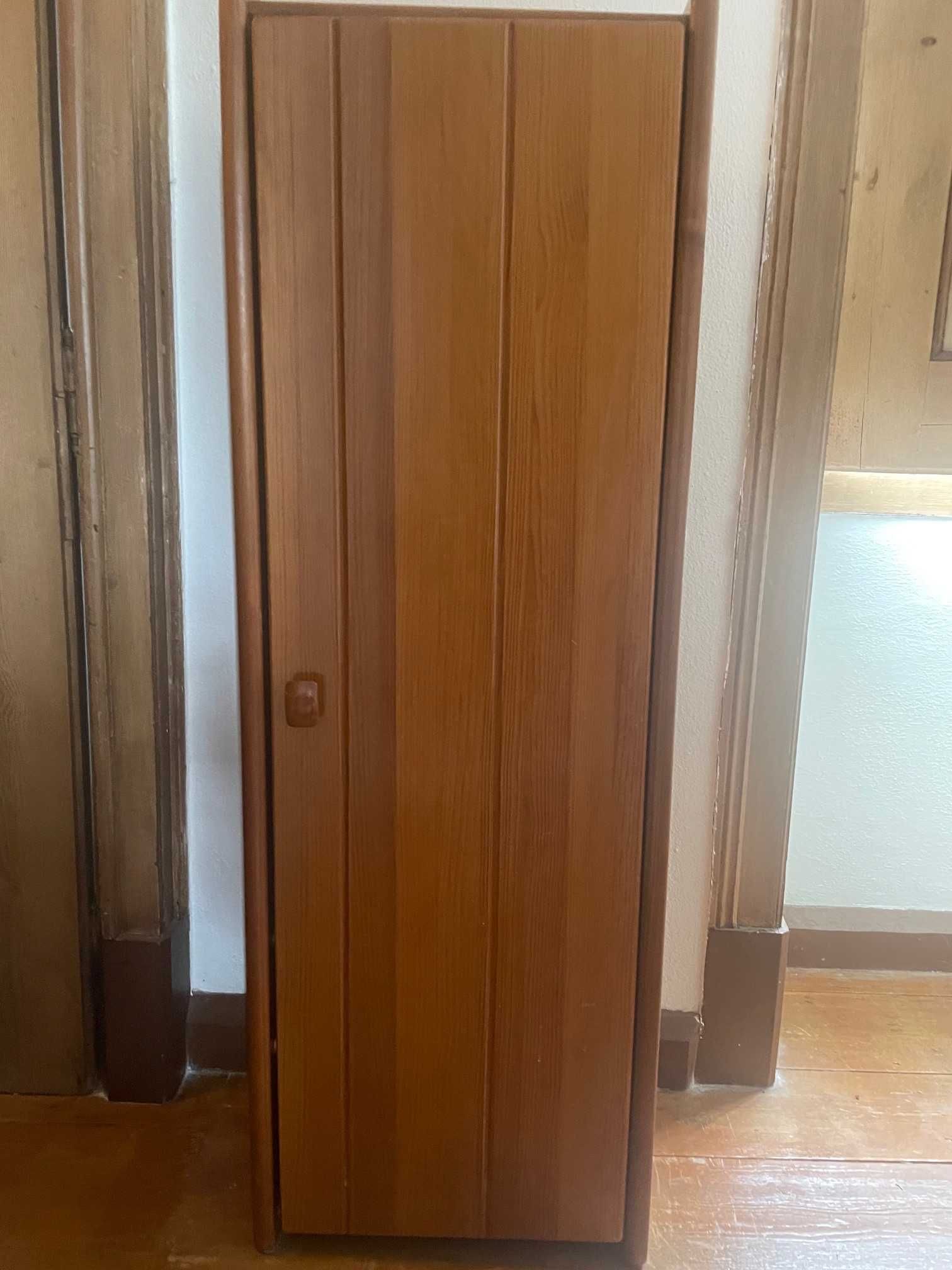 Mobília de quarto individual em pinho escuro maciço