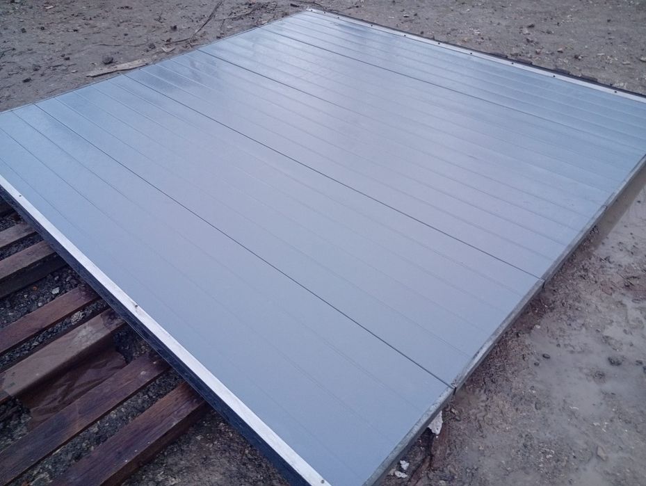 Brama segmentowa przemysłowa panelowa 304x302 wysoka transport