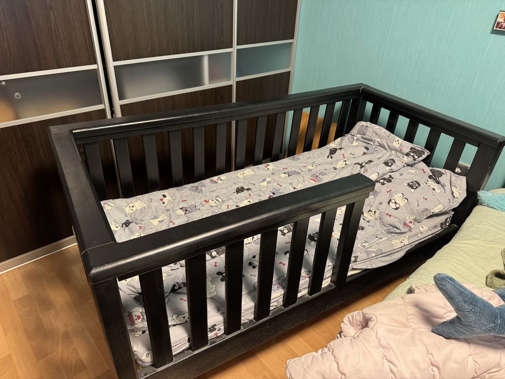 Продам кровать детская , дерево ліжко дитяче + матрас + білизна