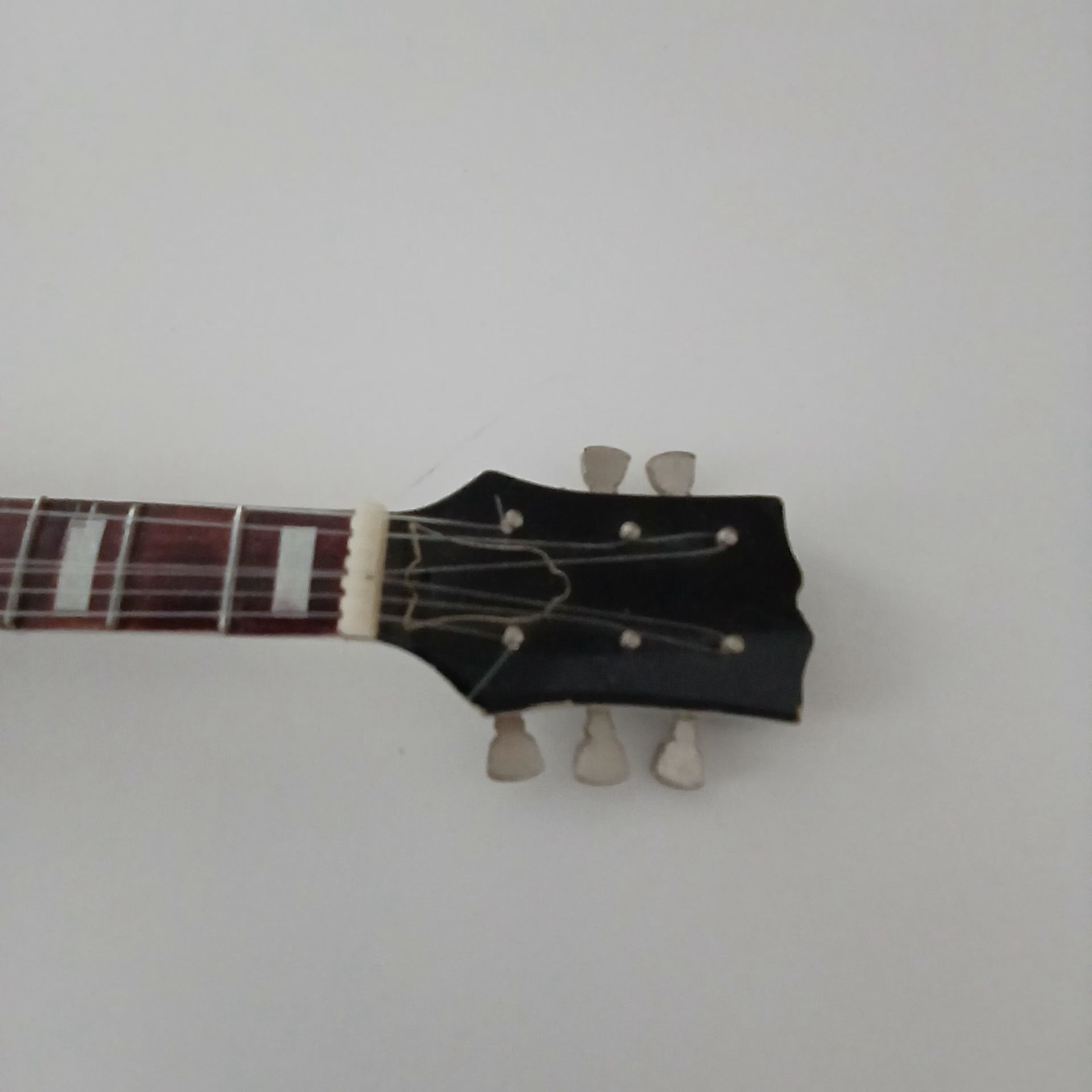 Miniatura gitary wykonana z drewna.