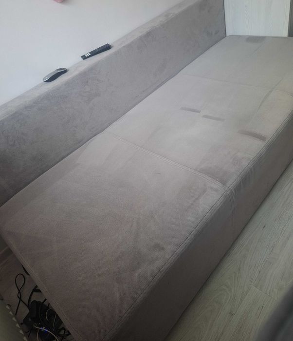 Szara kanapa w bardzo dobrym stanie