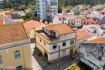 Prédio na Trafaria para investimento