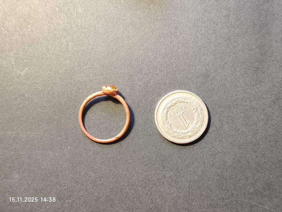 Pierścionek miedziany z małym kamieniem słonecznym, średnica  19 mm.