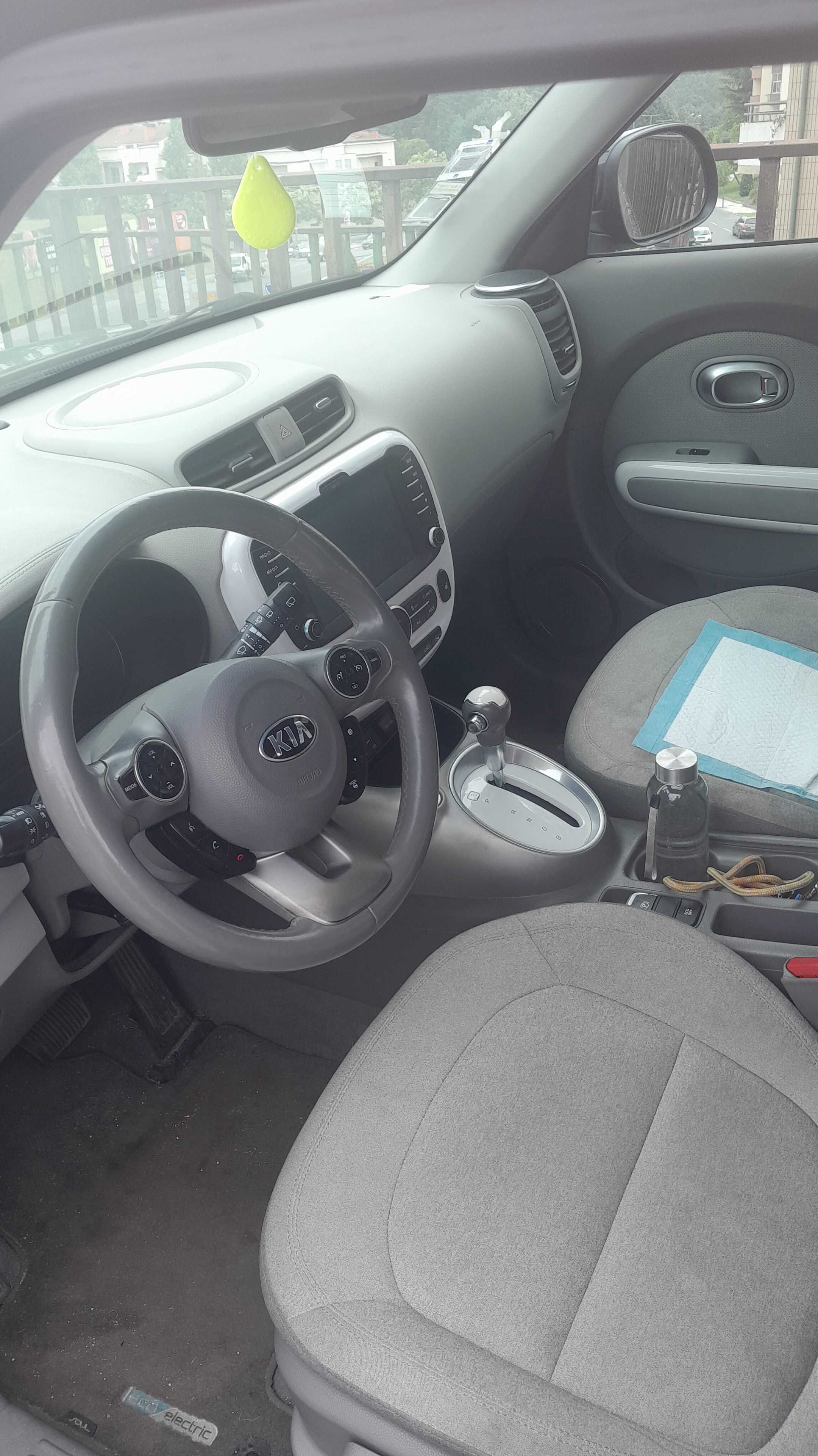 Carro eléctrico muito bem estimado,como novo!!!