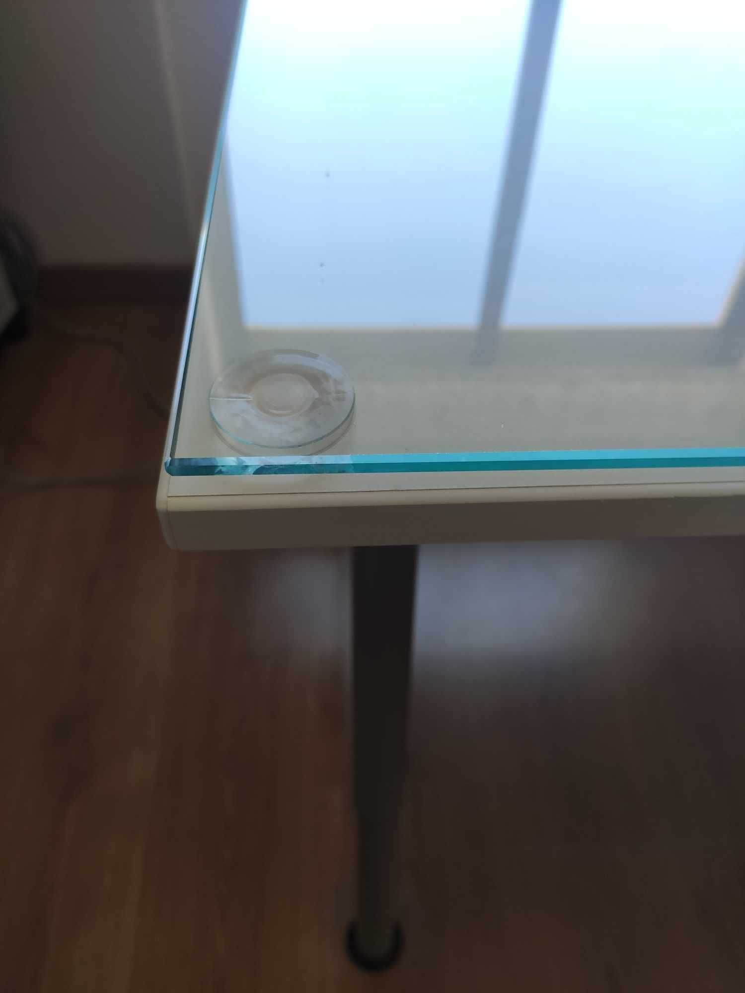 Mesa/secretária com tampo de vidro e altura dos pés ajustáveis