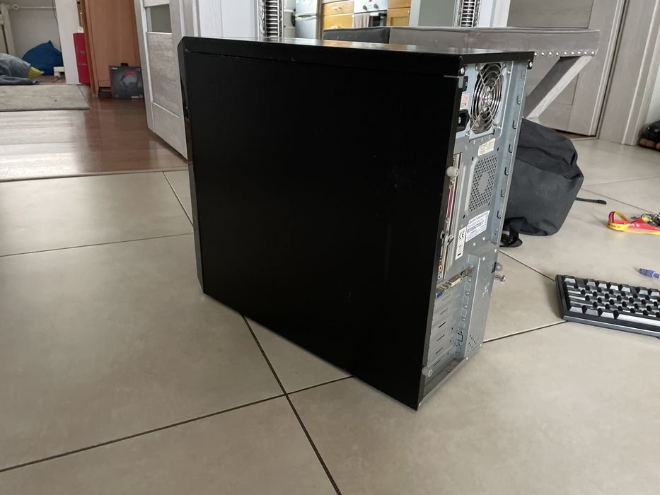 Stary komputer z photoshopem i pakietem office