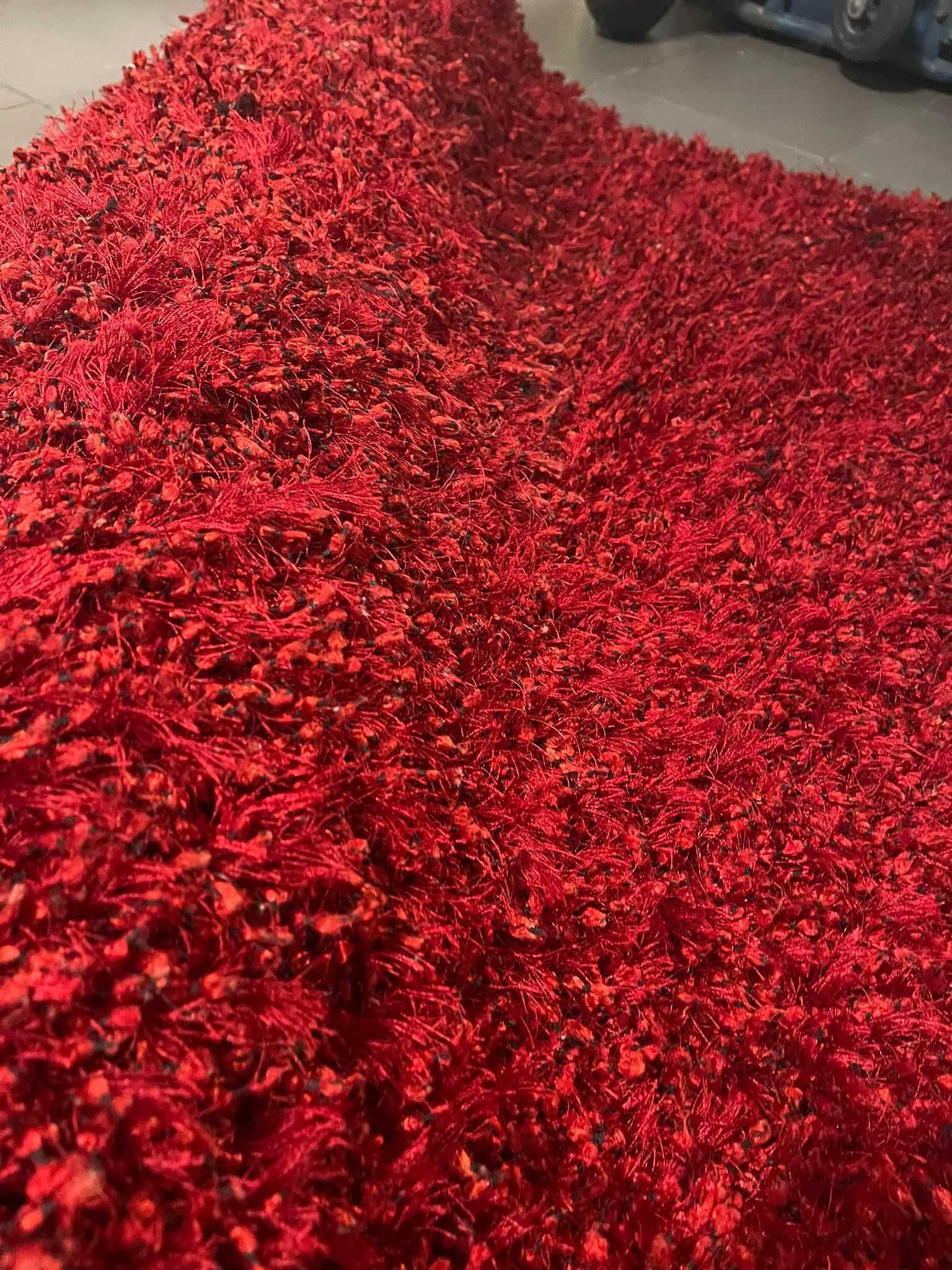 Tapete vermelho e preto