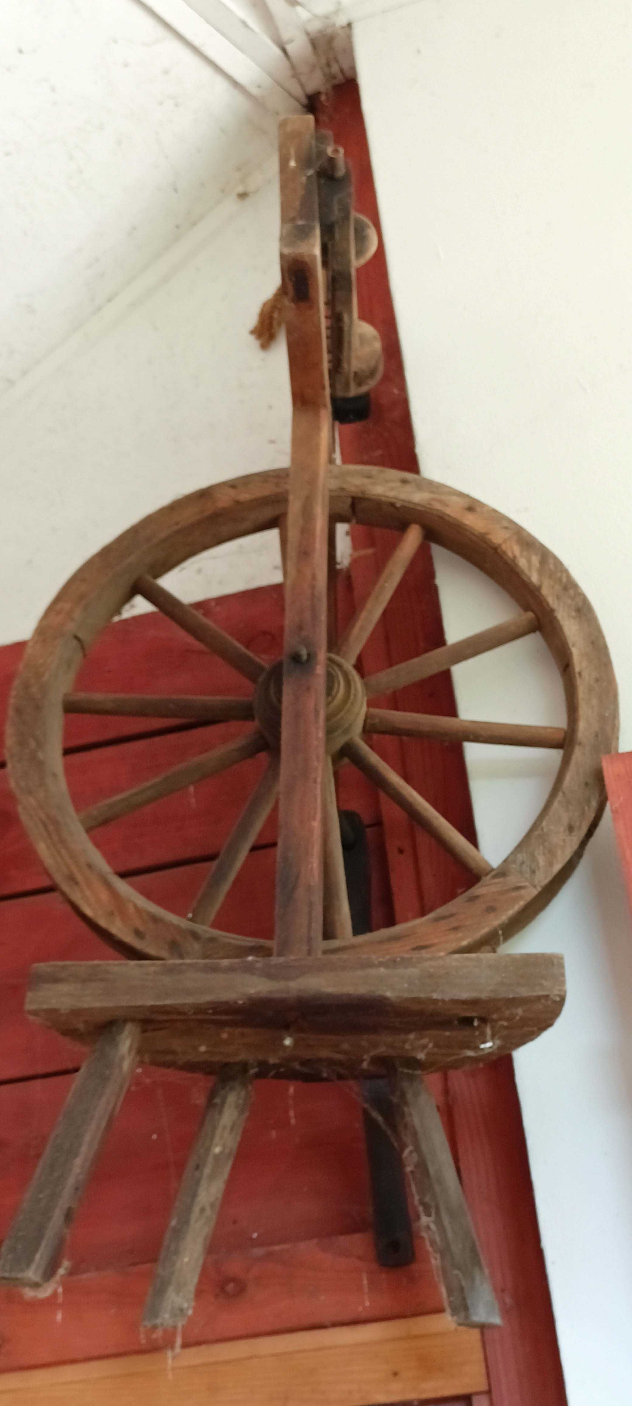 Oryginalny przedwojenny kołowrotek do przedzenia wełny.