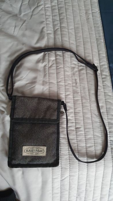 Bolsa Eastpak de tiracolo, fina e resistente