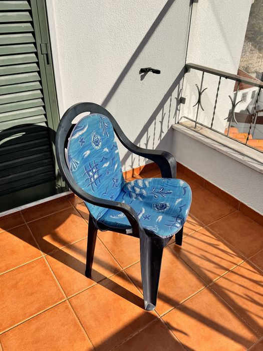 Cadeiras de plastico com almofada