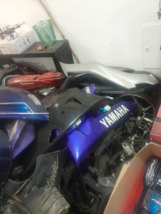 Vario material de várias motas em stock de oficina