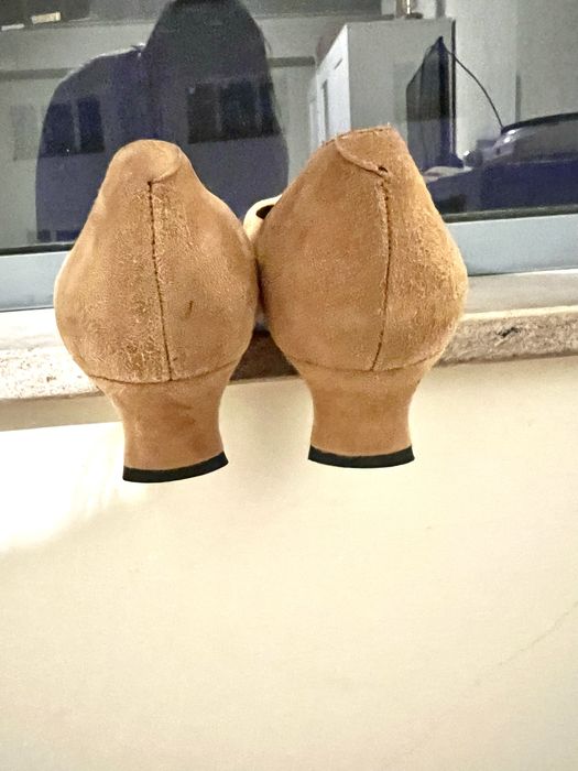 Sapato em camurça castanho com sola de couro - NOVA!  Tam 39