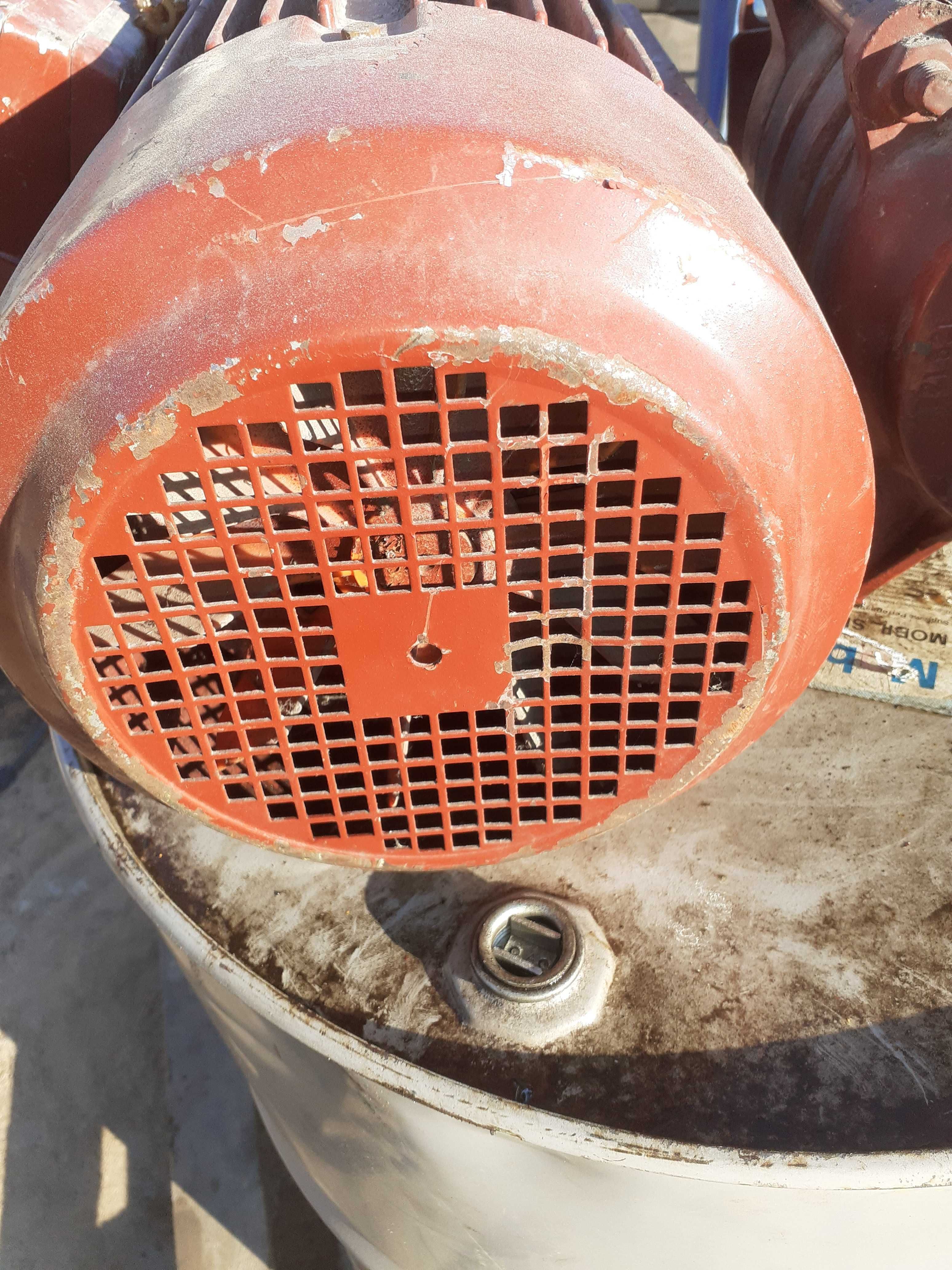zestaw do zasilania wody pompa hydroforu leżak magazynowy  DDR