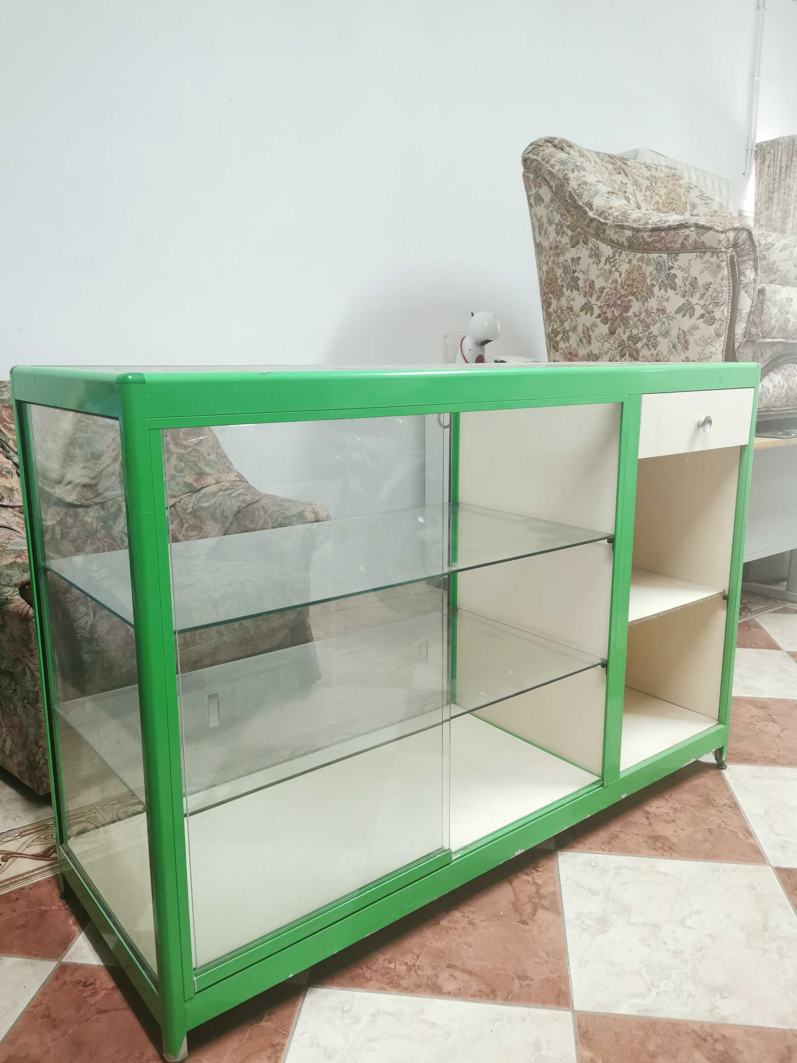 Móvel / vitrine verde