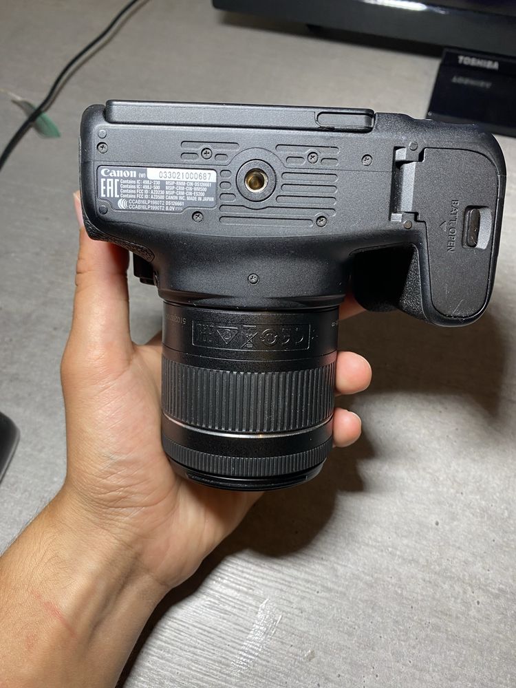 Canon 800D + lente 18-55 mm + 3 baterias + cartao de memoria 64 GB