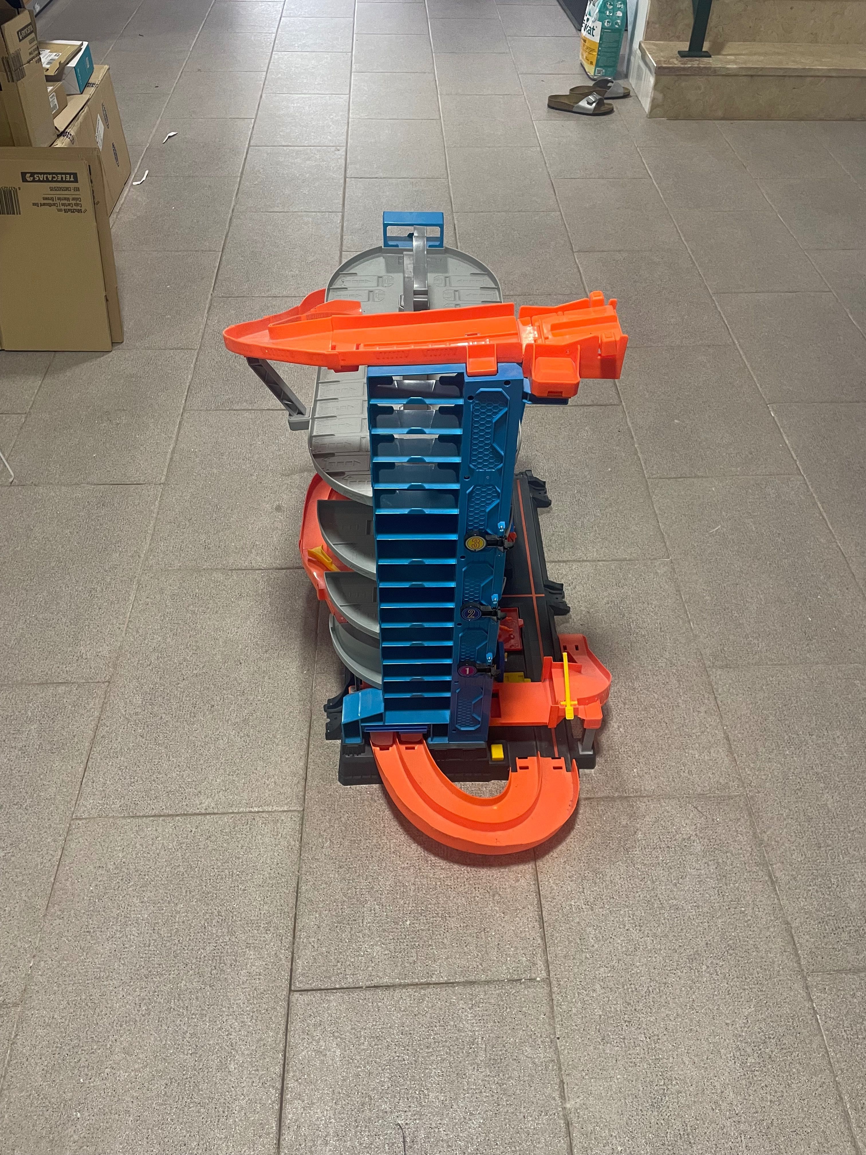 Hotwheels ultimate garage