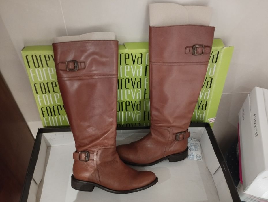 Botas cano alto, em pele, côr castanho camel, tamanho 36