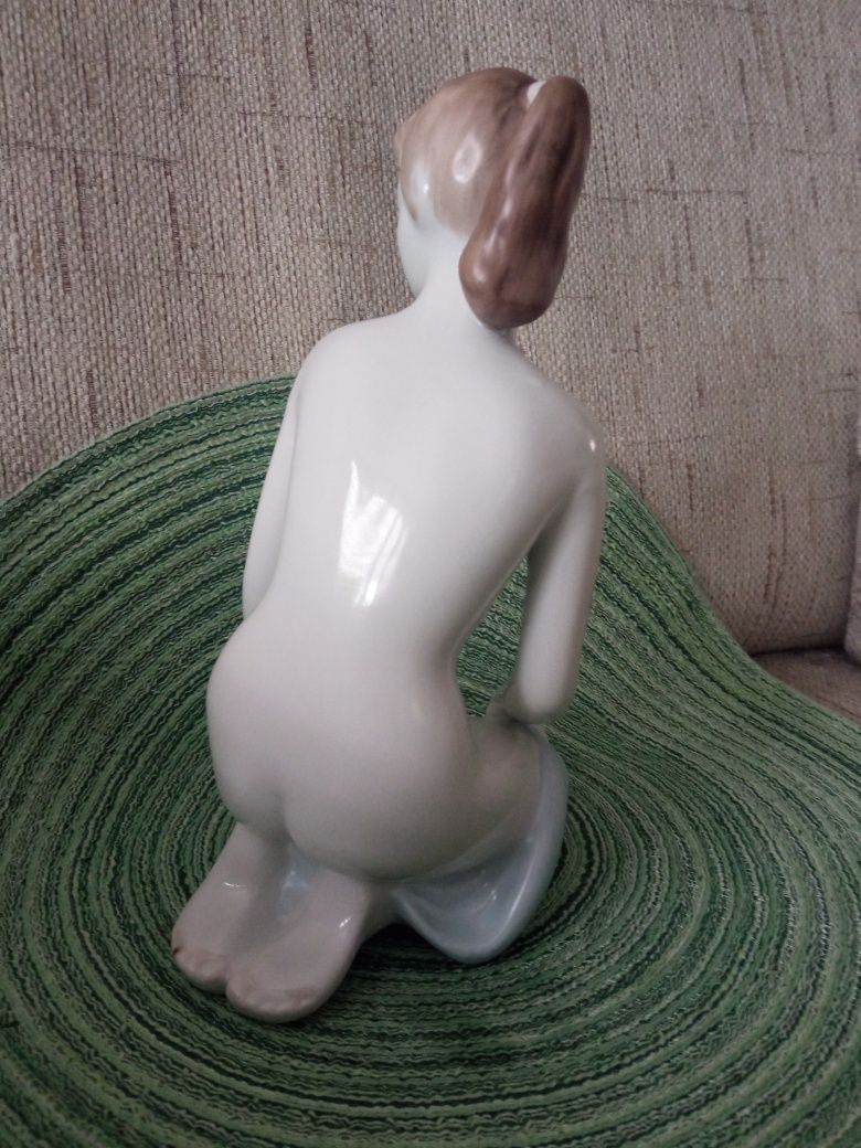 Figurka akt kobieta klęcząca hollohaza